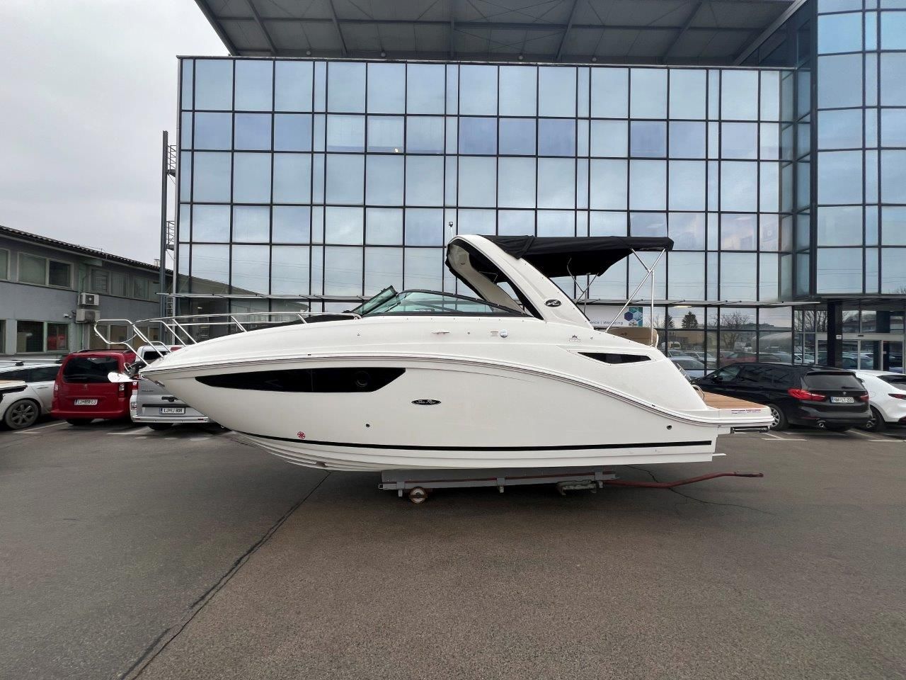 Sea Ray 265 Sundancer - NA ZALOGI - 2023