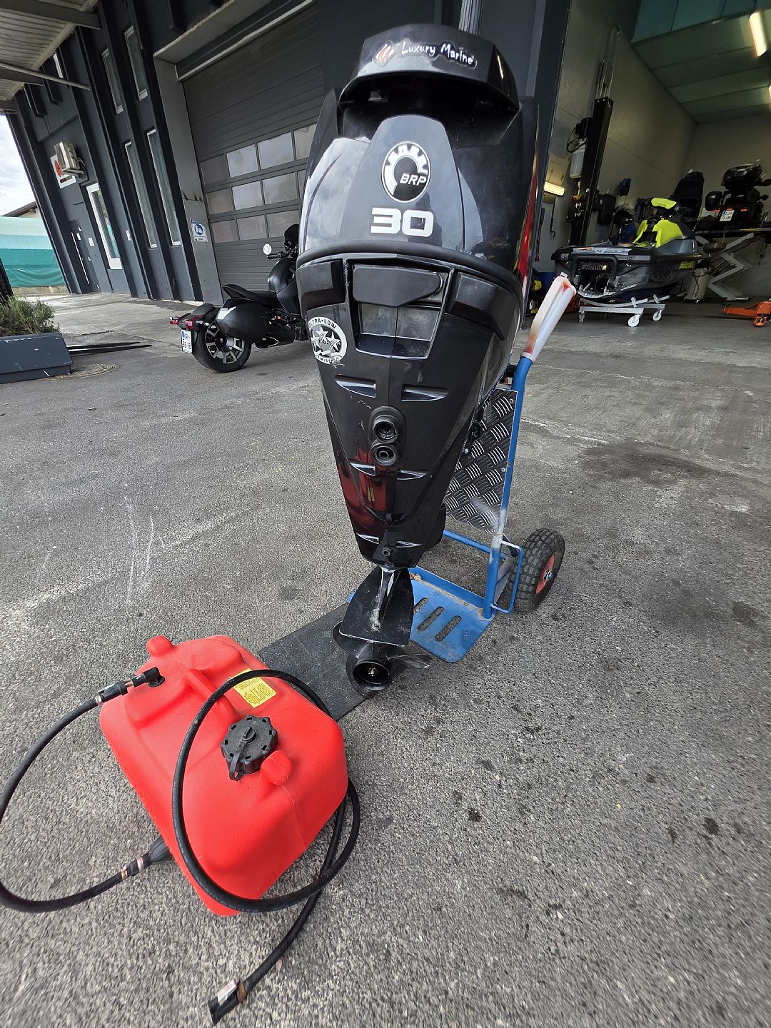 Evinrude E 30 DRGAF - kratka os - ro�no upravljanje - 13 ur - 2019