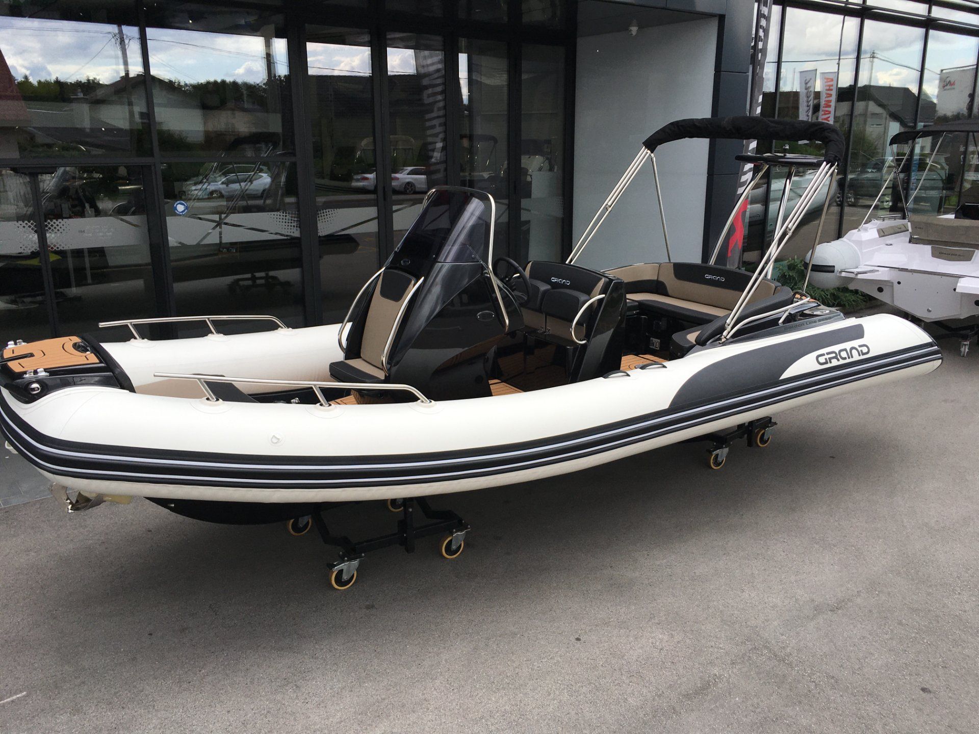 GRAND BOATS G650 OFF WHITE - V PRIHODU - 2026