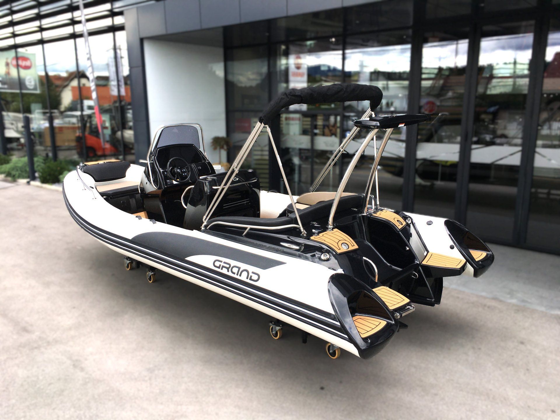 GRAND BOATS G650 OFF WHITE - V PRIHODU - 2026