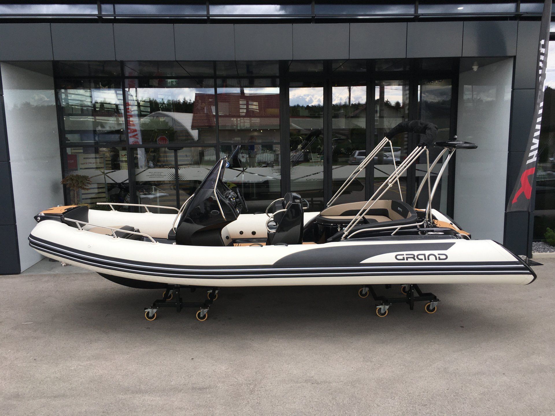 GRAND BOATS G650 OFF WHITE - V PRIHODU - 2026